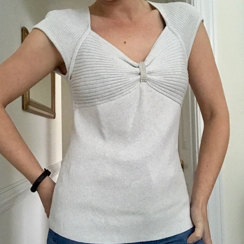 Short Sleeve Sparkly Tee w Bow Embellishment - Picture 4 of 9